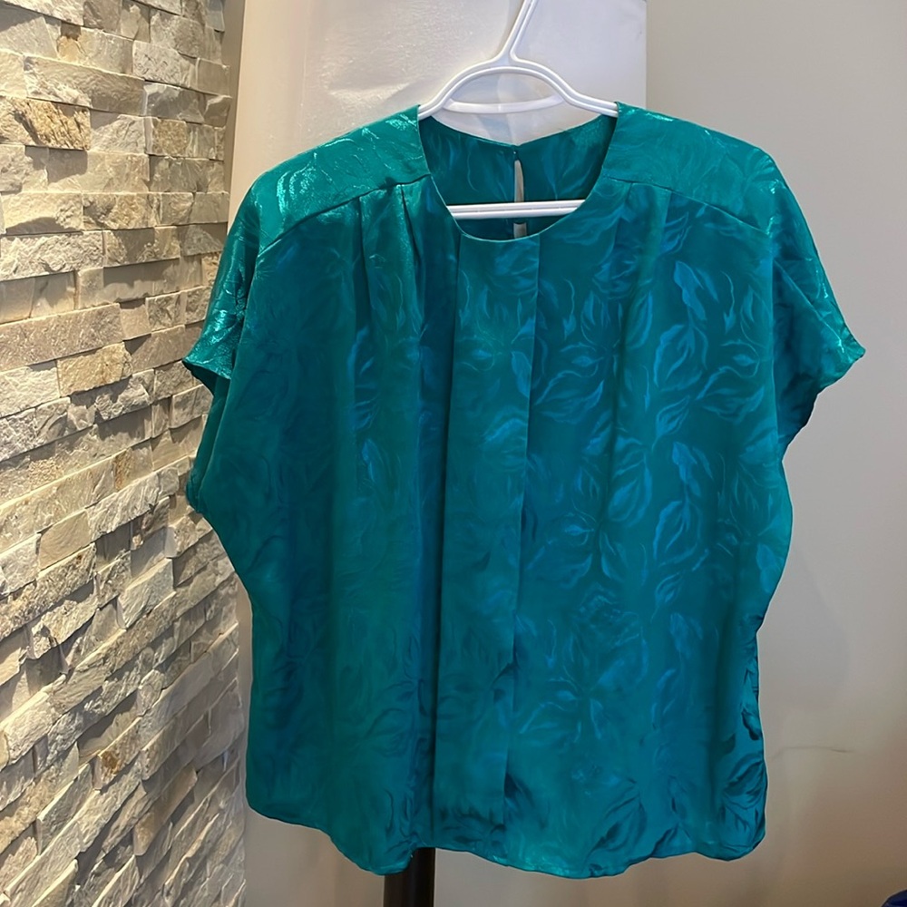 5/$25 Green sleeveless blouse